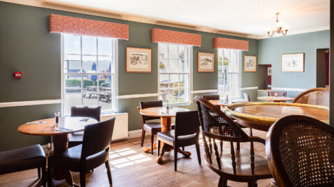 Restaurant-Bar-Tables-Day