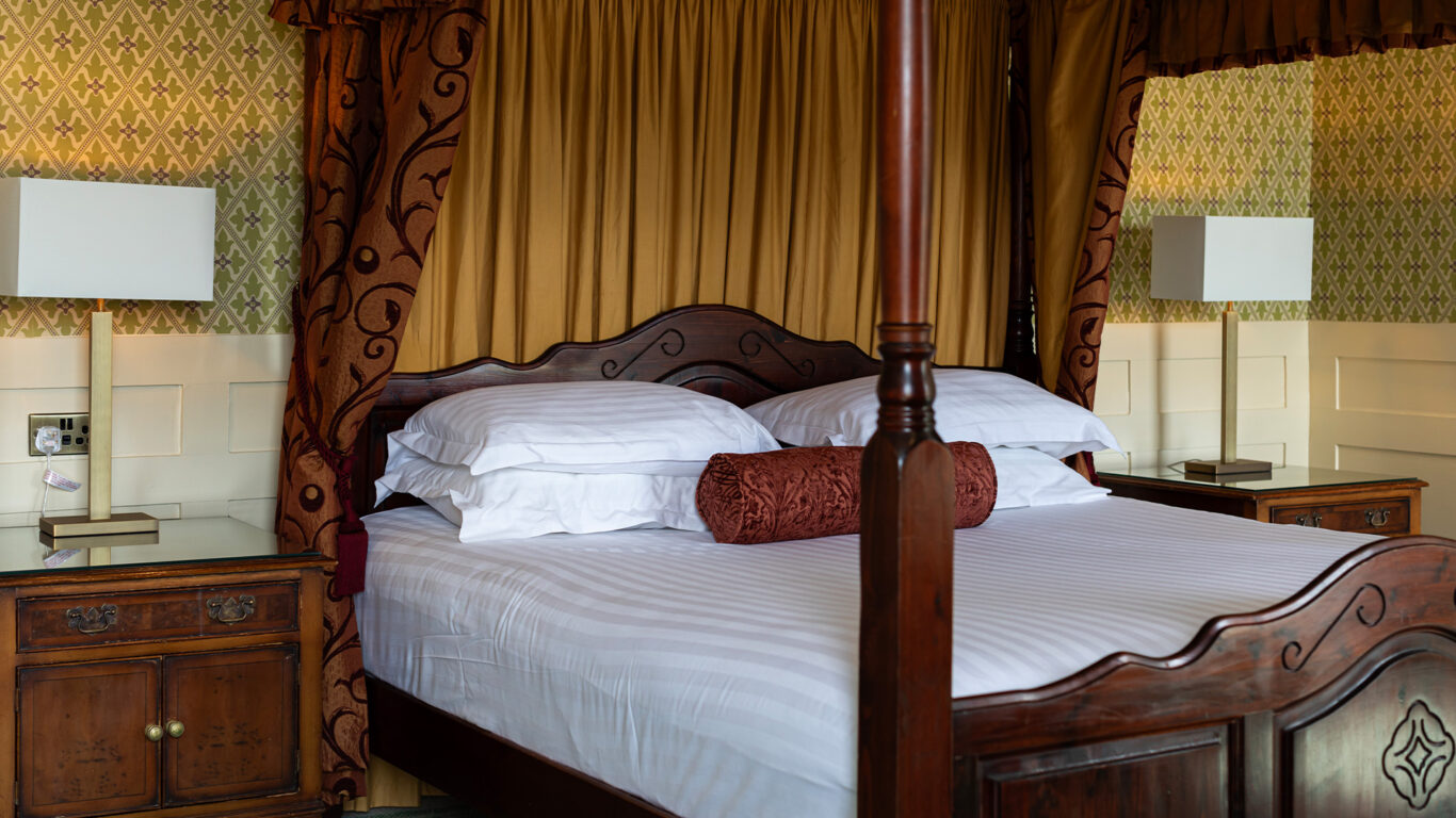 Room-12-Superior-Superking-Four-Poster-Bedroom