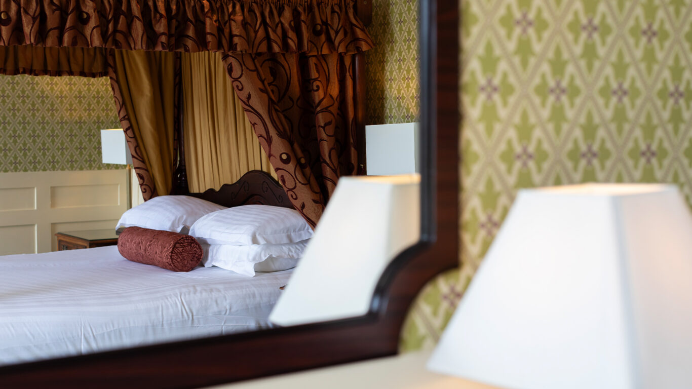 Room-12-Superior-Superking-Four-Poster-Mirror