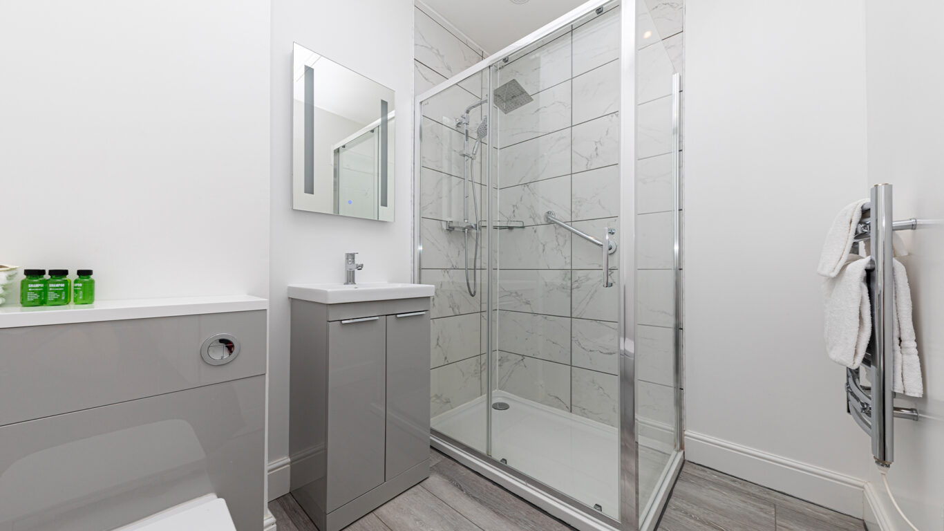 Room-125-Family-3-Room-Dog-Friendly-Bath-Car-Park-View