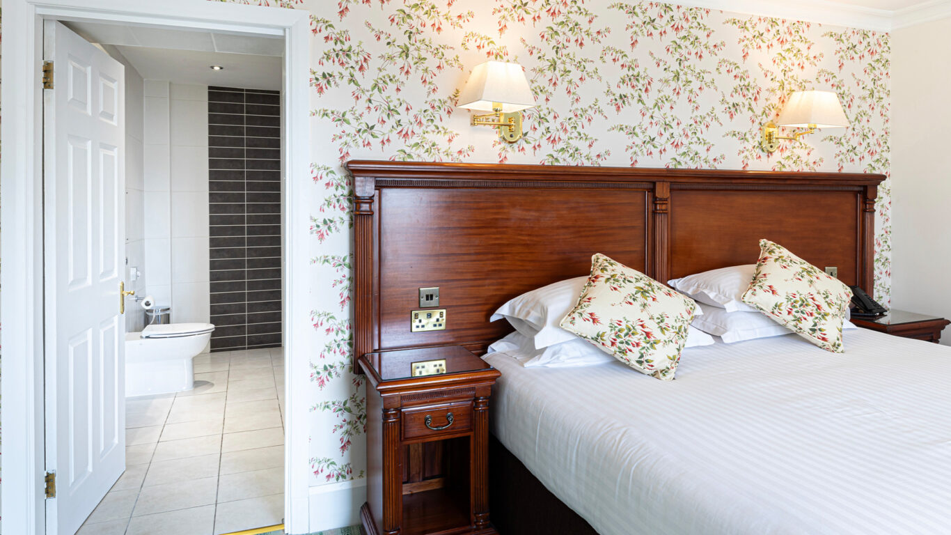 Room-22-Double-Suite-Lake-&-Mountain-View-Room