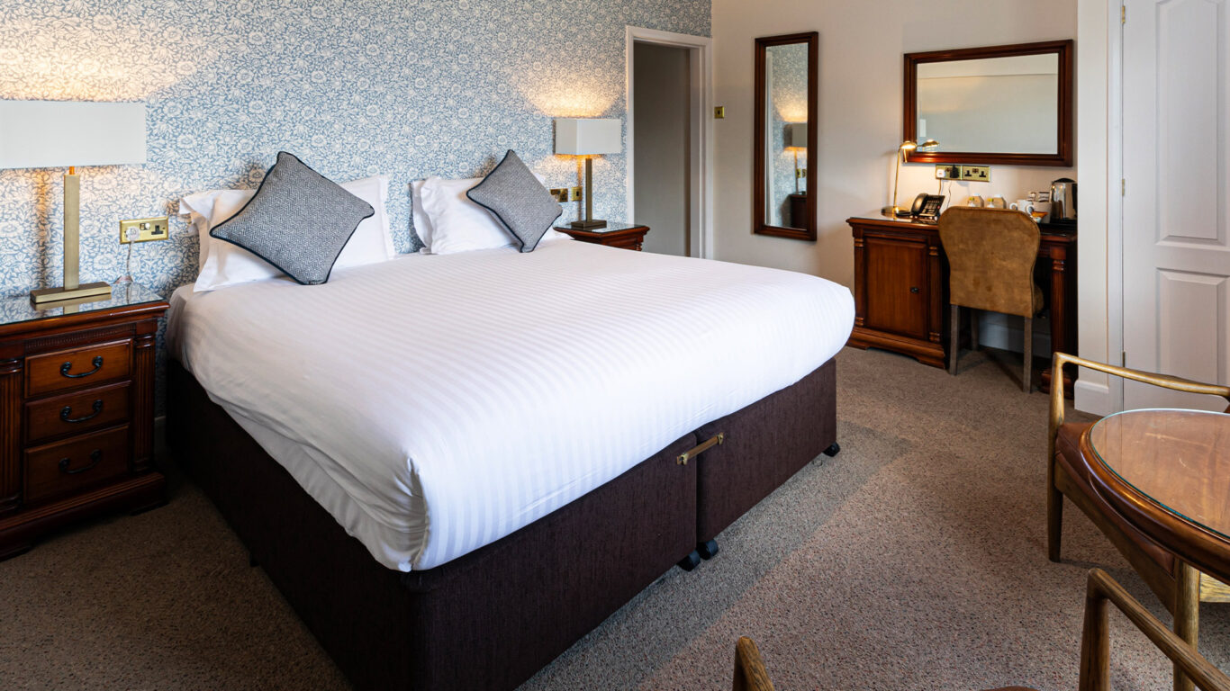 Room-23-Superior-King-Room-Bed-Lake&Mountain