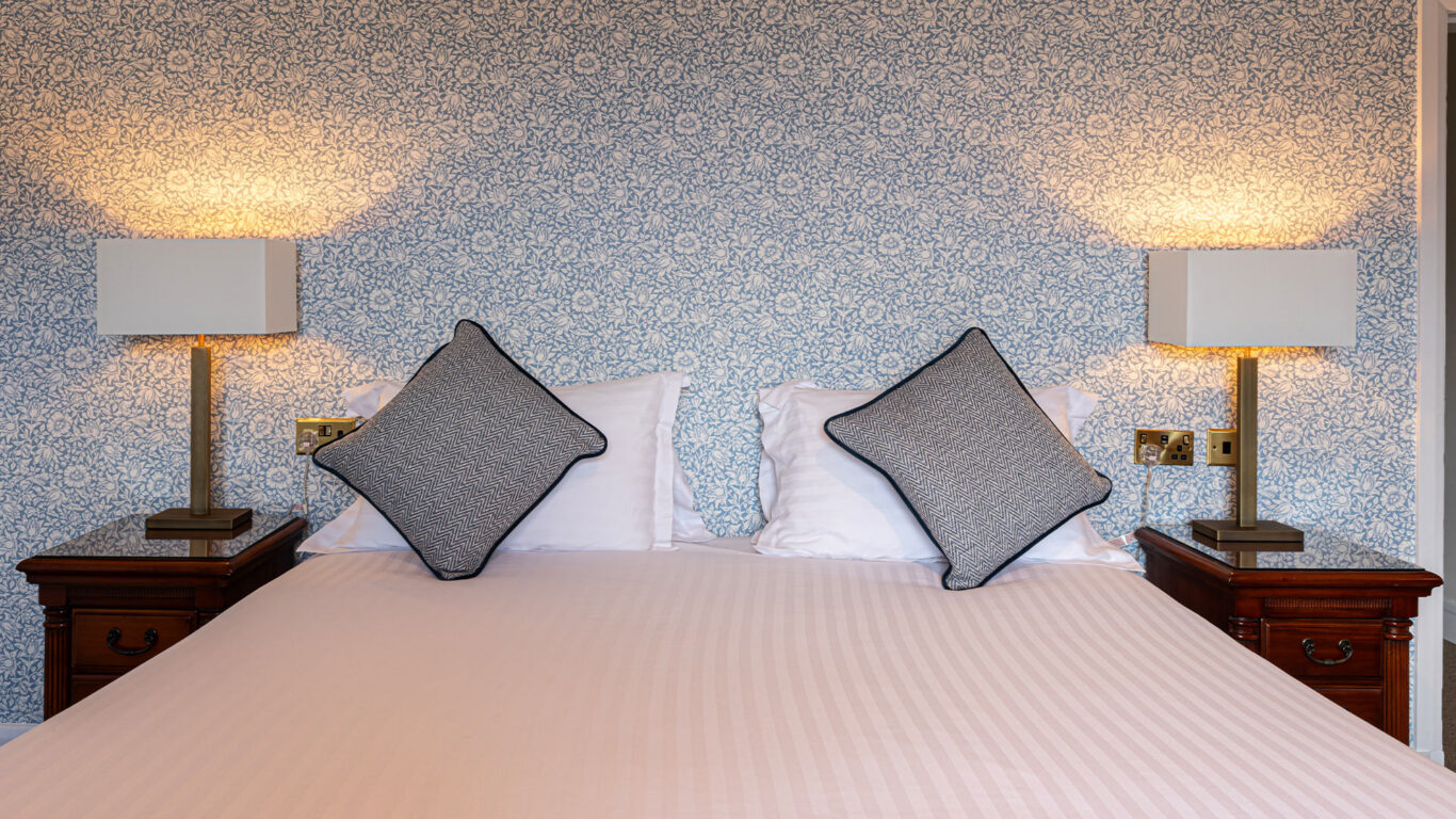 Room-23-Superior-King-Room-Cushions-Lake&Mountain